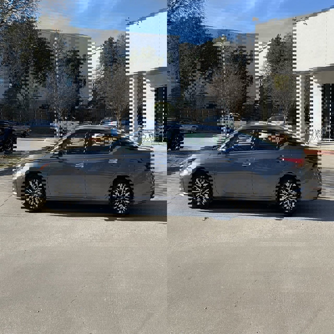 Used 2024 Nissan Altima 2.5 SV image 3