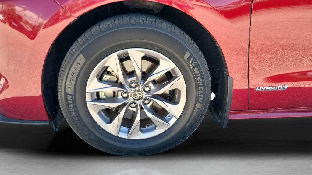 Certified 2021 Toyota Sienna XLE FWD image 32