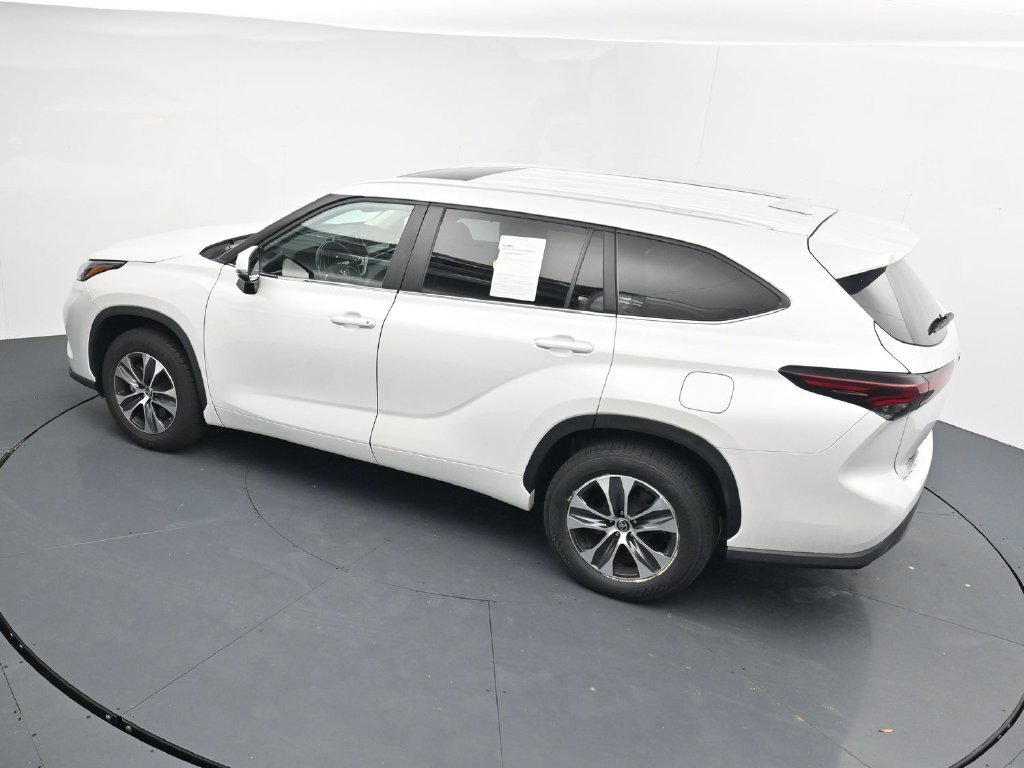Used 2024 Toyota Highlander XLE FWD image 27