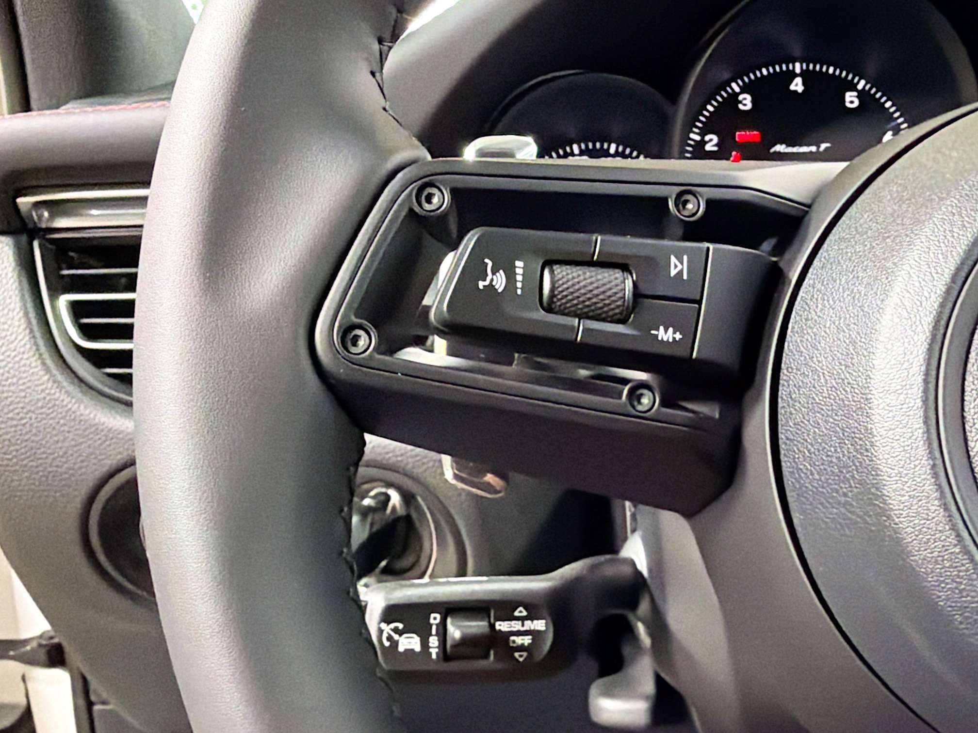 Certified 2026 Porsche Macan Turbo AWD/4WD image 37