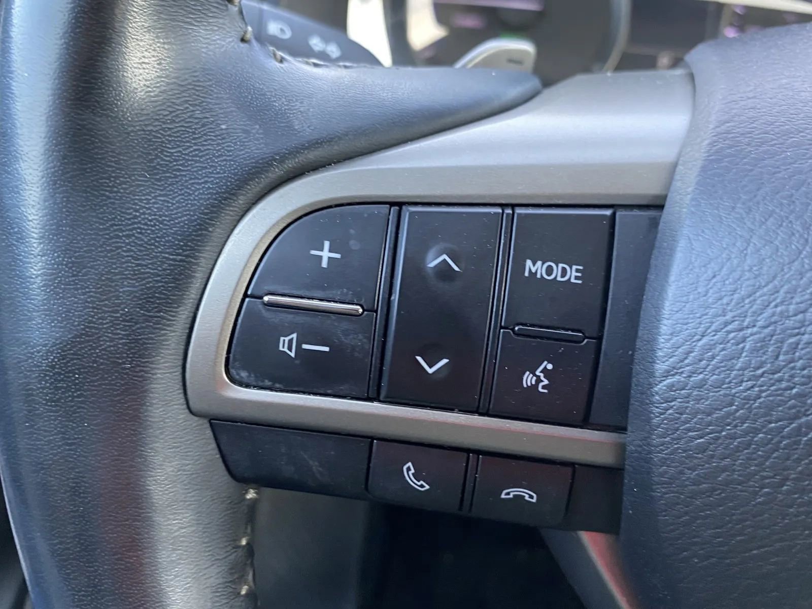 Used 2022 Lexus RX 450h AWD w/ Premium Package image 18