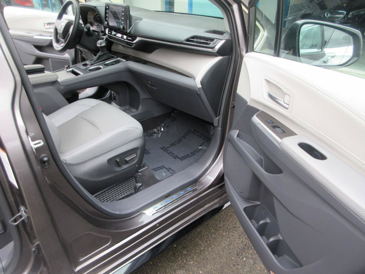 Used 2024 Toyota Sienna Limited AWD image 22