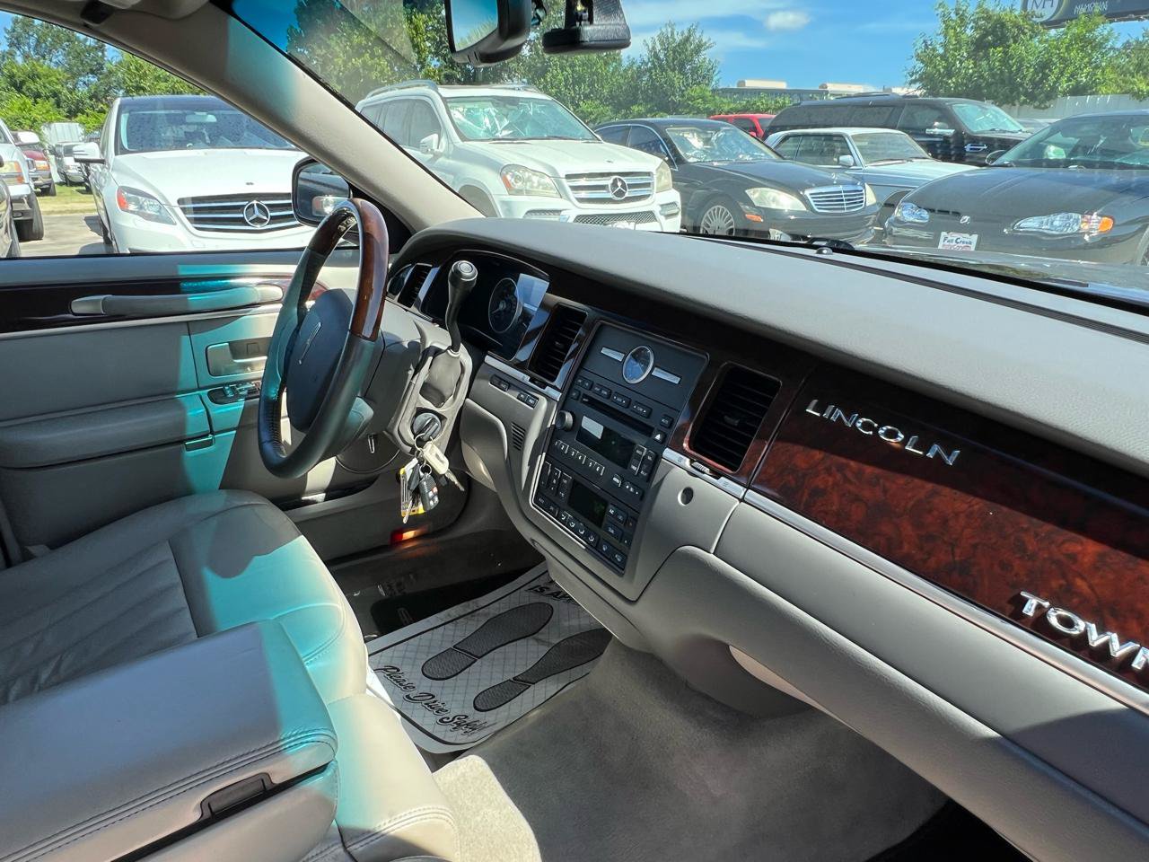 Used 2006 Lincoln Town Car Signature RWD image 88