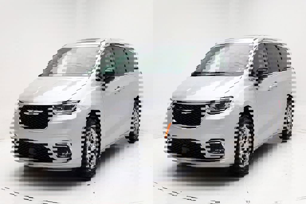 Used 2024 Chrysler Pacifica Limited image 2