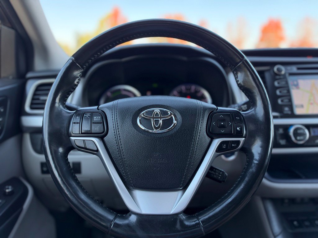 Used 2017 Toyota Highlander Limited Platinum AWD/4WD image 18