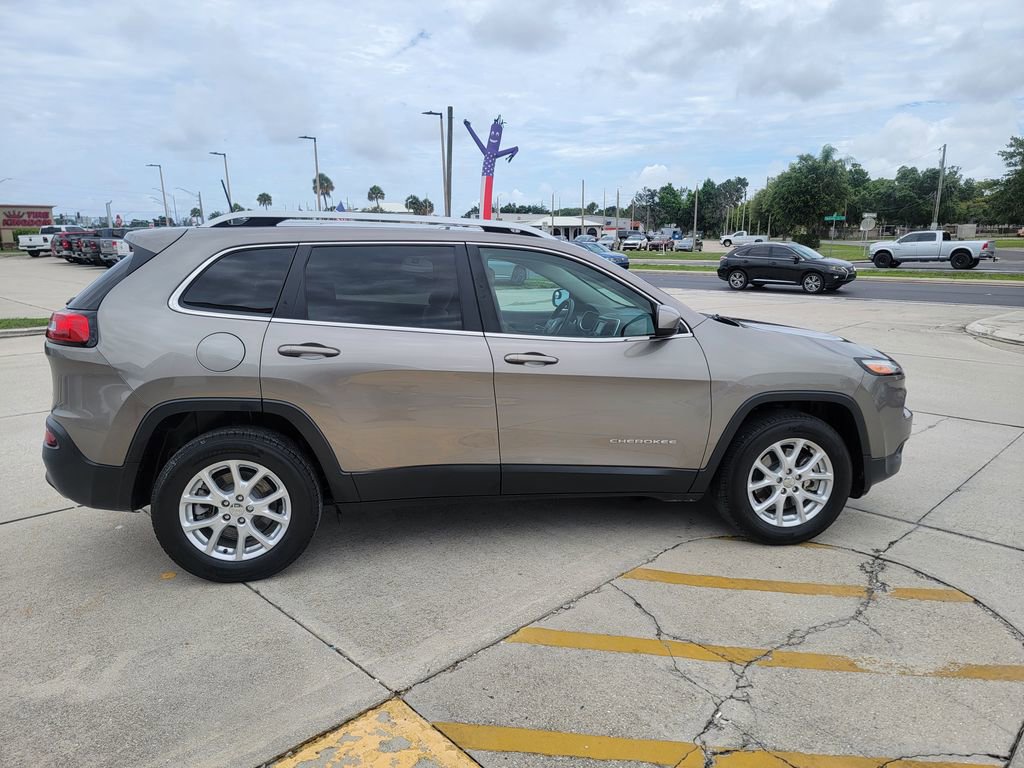 Used 2018 Jeep Cherokee Latitude AWD/4WD image 6