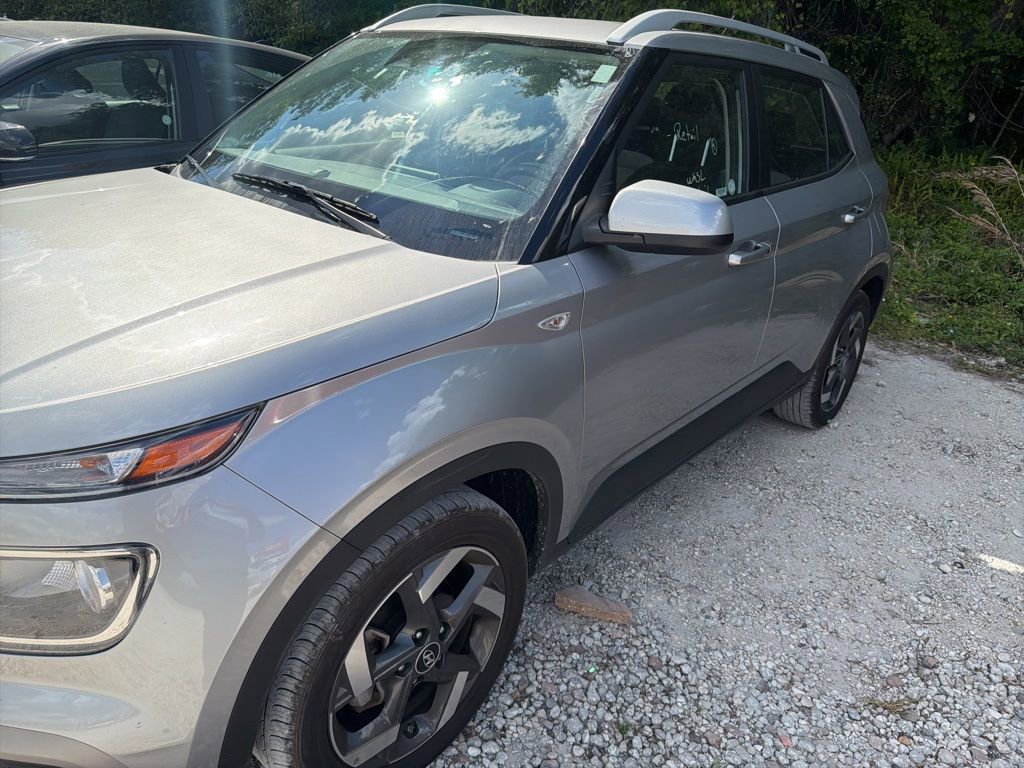 Used 2025 Hyundai Venue SEL FWD image 1