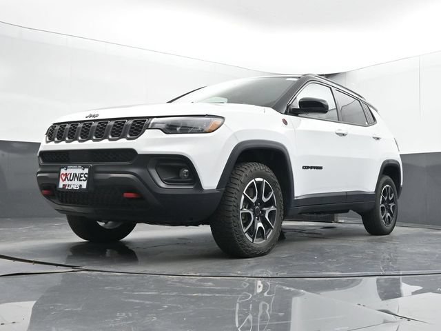 Used 2025 Jeep Compass Trailhawk AWD/4WD image 46