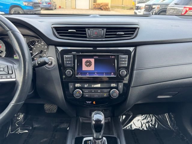Used 2018 Nissan Rogue SV image 2