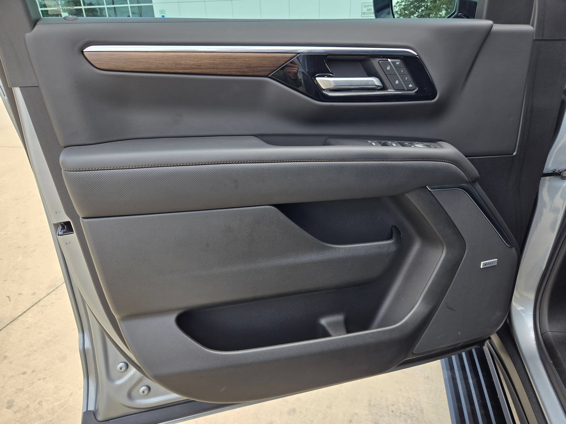 Certified 2025 Chevrolet Suburban High Country AWD/4WD image 19
