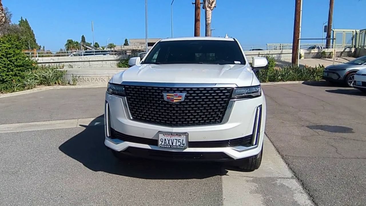 Used 2022 Cadillac Escalade Premium Luxury RWD image 3