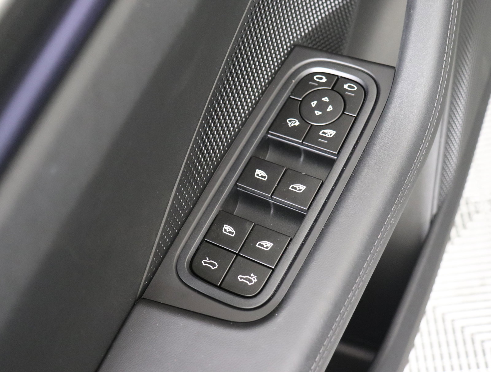 Used 2025 Porsche Macan Electric image 25