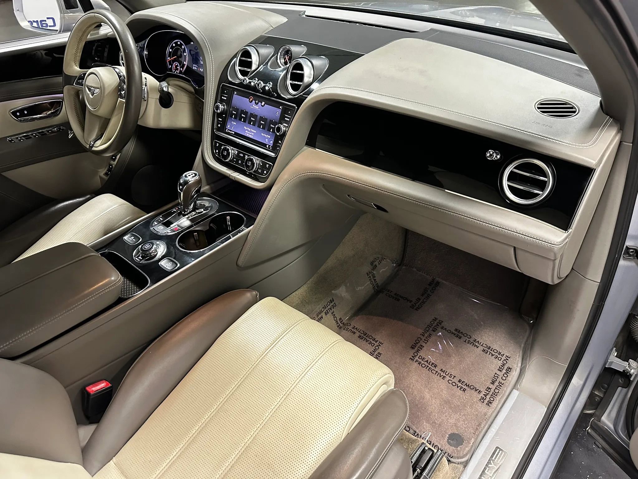 Used 2018 Bentley Bentayga AWD/4WD image 17