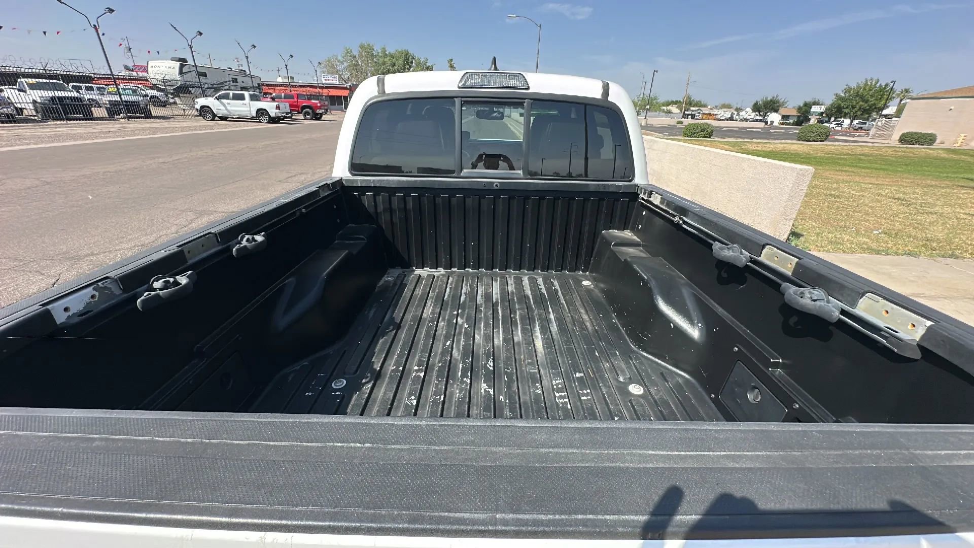 Used 2016 Toyota Tacoma Limited w/ Towing Package AWD/4WD image 4