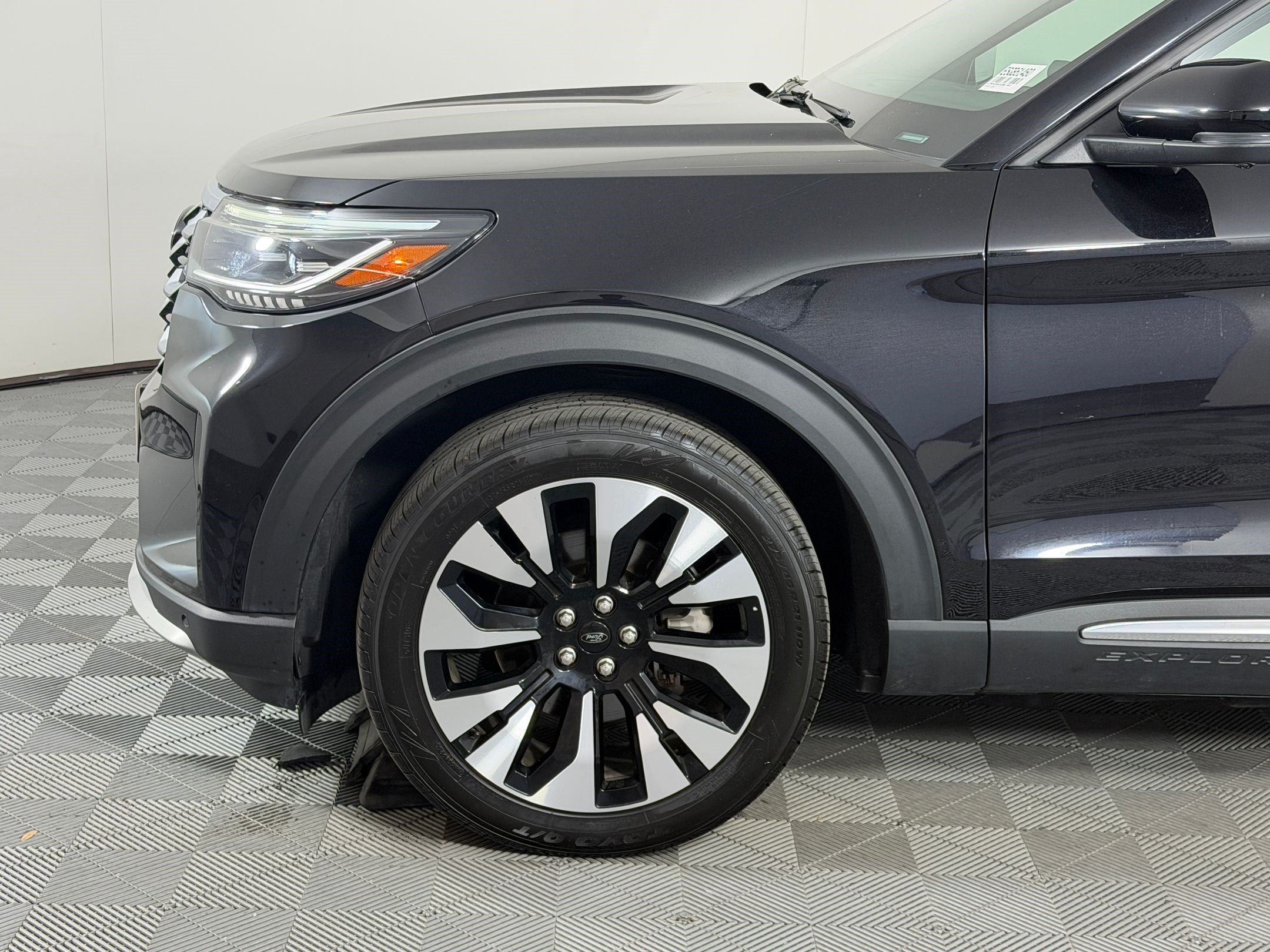 Used 2025 Ford Explorer Platinum w/ LUX Leather Package AWD/4WD image 25