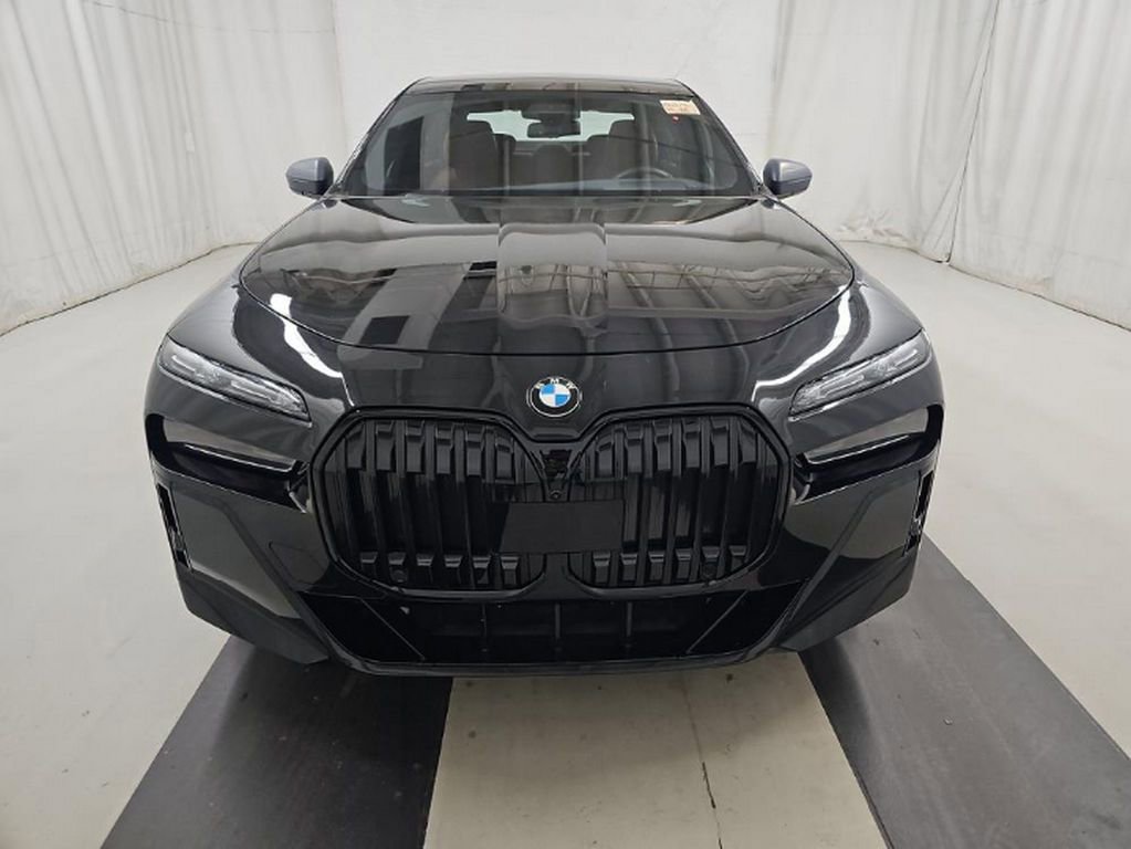 Used 2023 BMW 760i xDrive w/ Executive Package AWD/4WD image 2