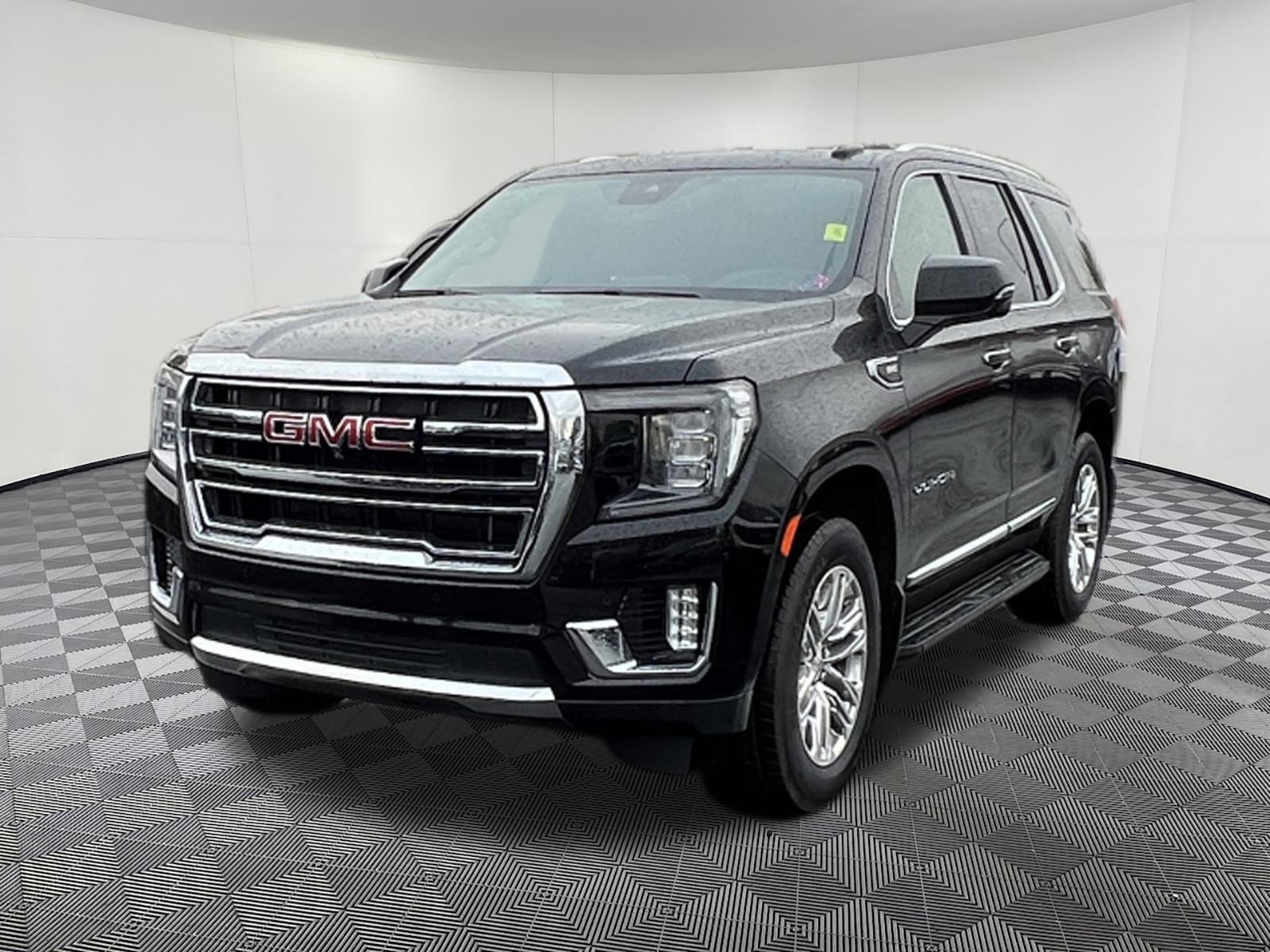 Used 2024 GMC Yukon SLT w/ SLT Luxury Package image 3