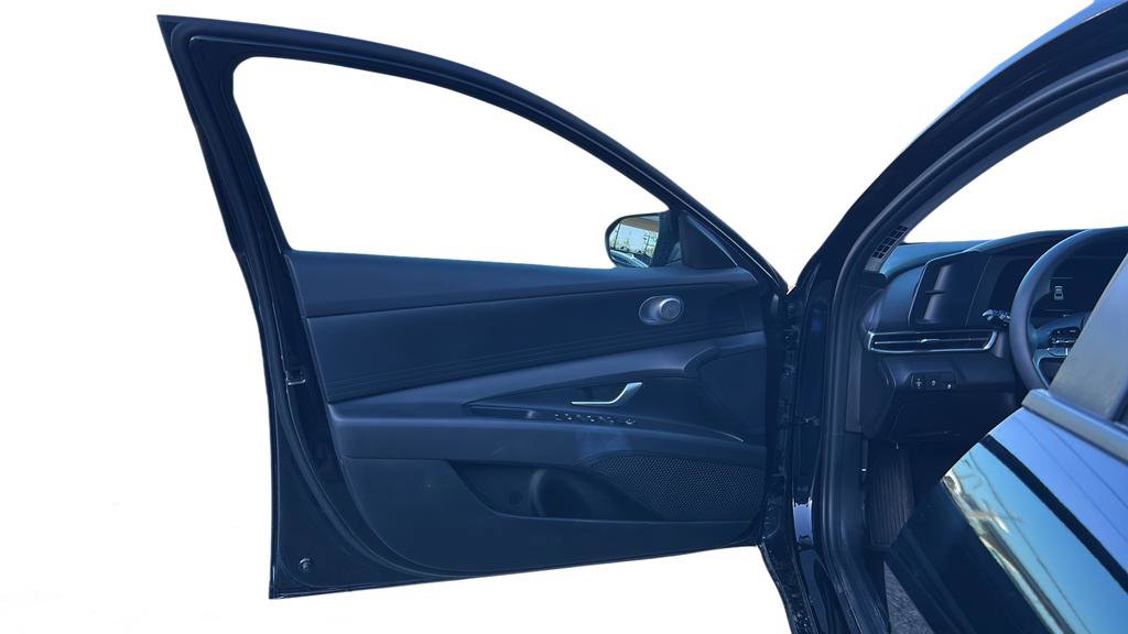 Certified 2025 Hyundai Elantra SE image 9