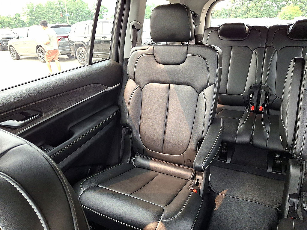 Certified 2023 Jeep Grand Cherokee L Limited w/ Black Appearance Package AWD/4WD image 12