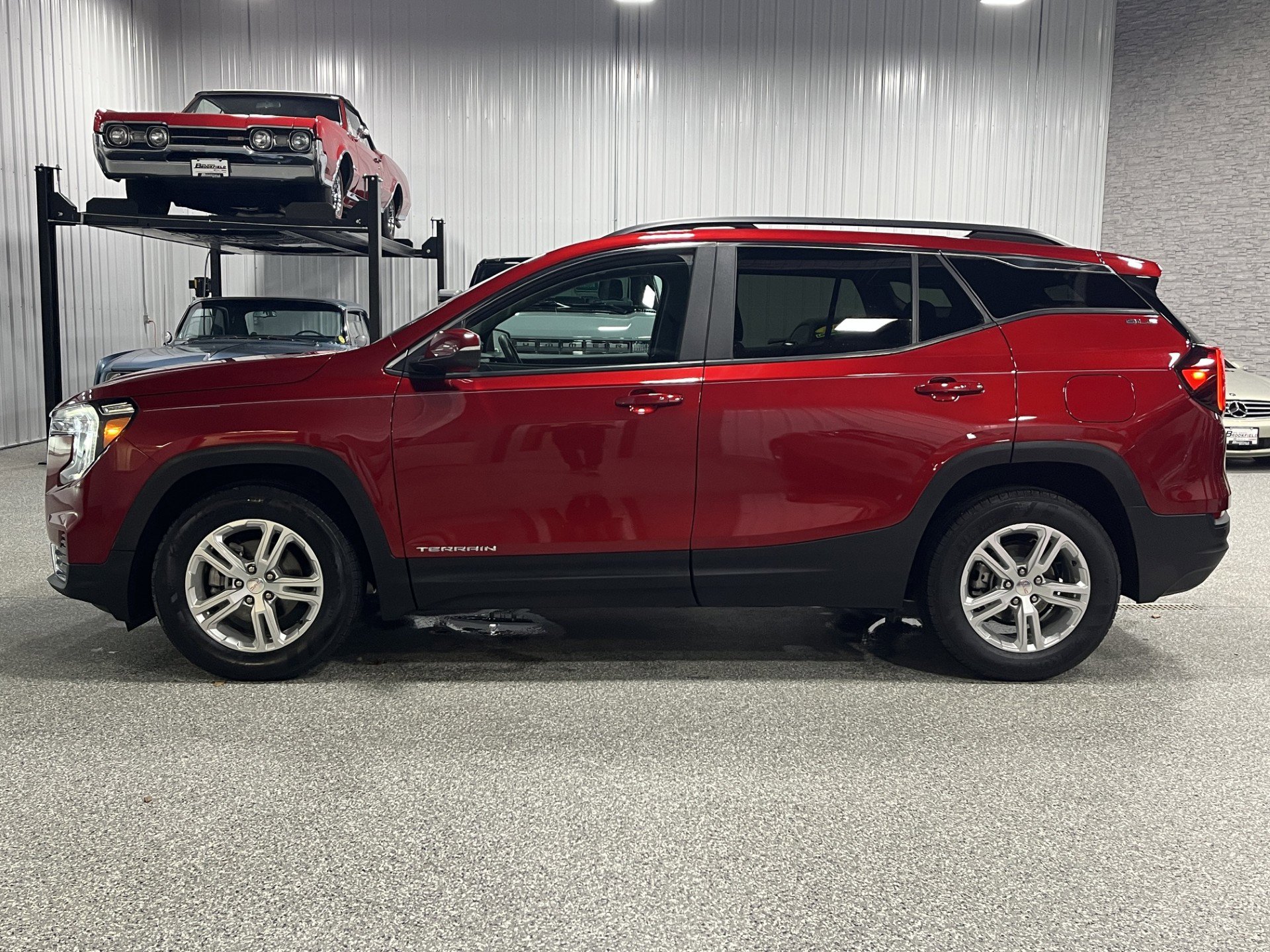 Certified 2024 GMC Terrain SLE w/ Driver Convenience Package image 2