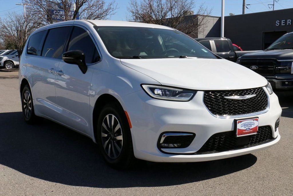 Used 2024 Chrysler Pacifica Select image 4