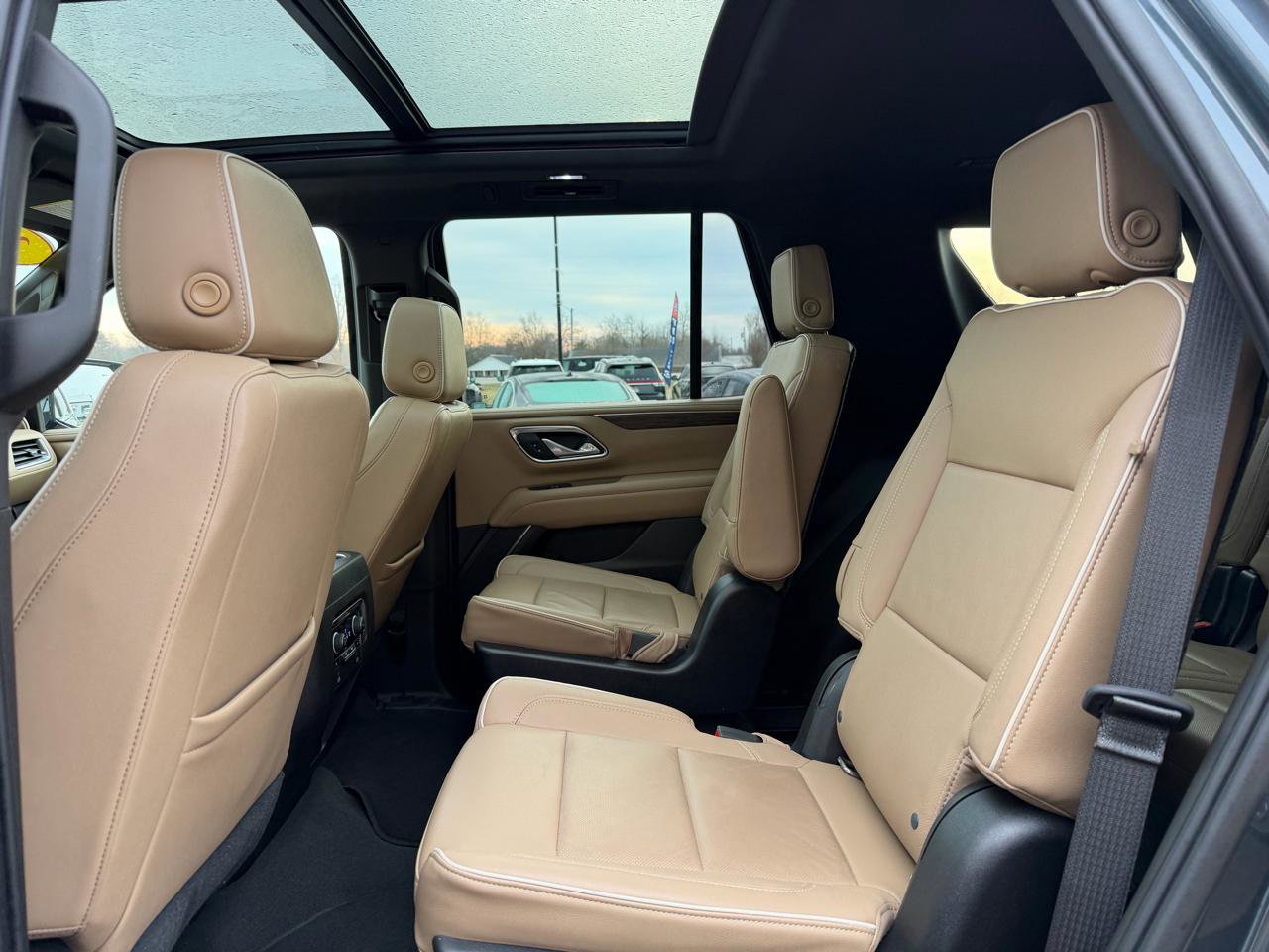 Used 2021 Chevrolet Tahoe Premier w/ Premium Package image 18