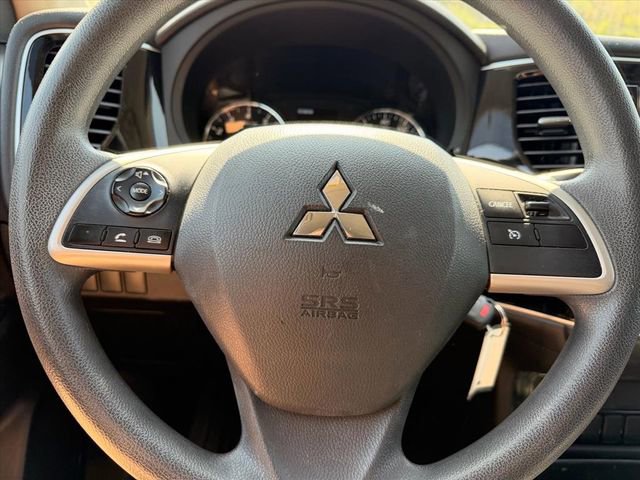 Used 2020 Mitsubishi Outlander AWD image 23