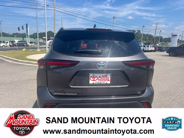 Used 2024 Toyota Highlander LE FWD image 4