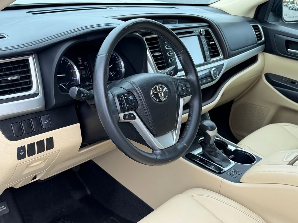 Used 2015 Toyota Highlander XLE AWD/4WD image 3