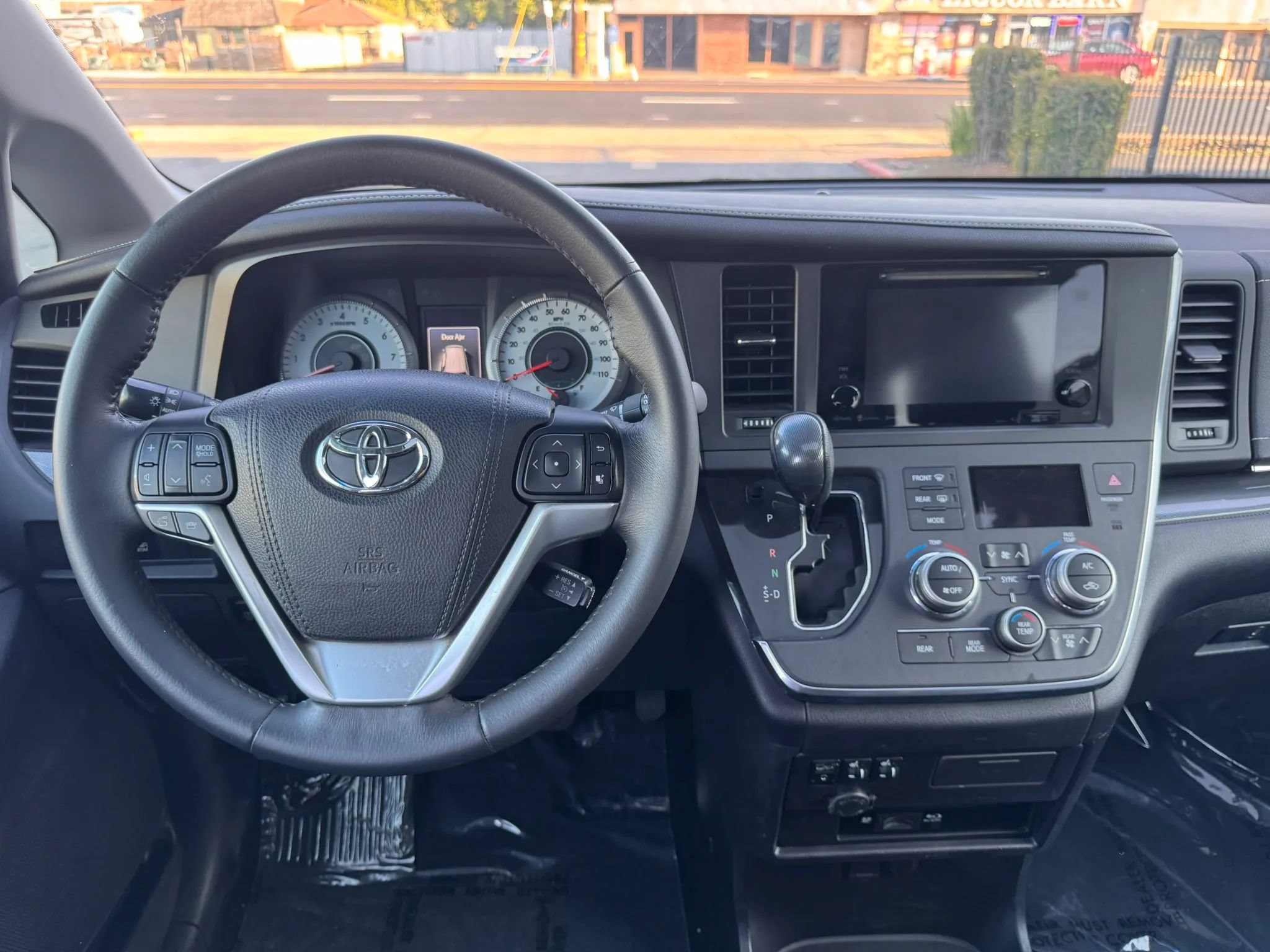 Used 2017 Toyota Sienna SE FWD image 22