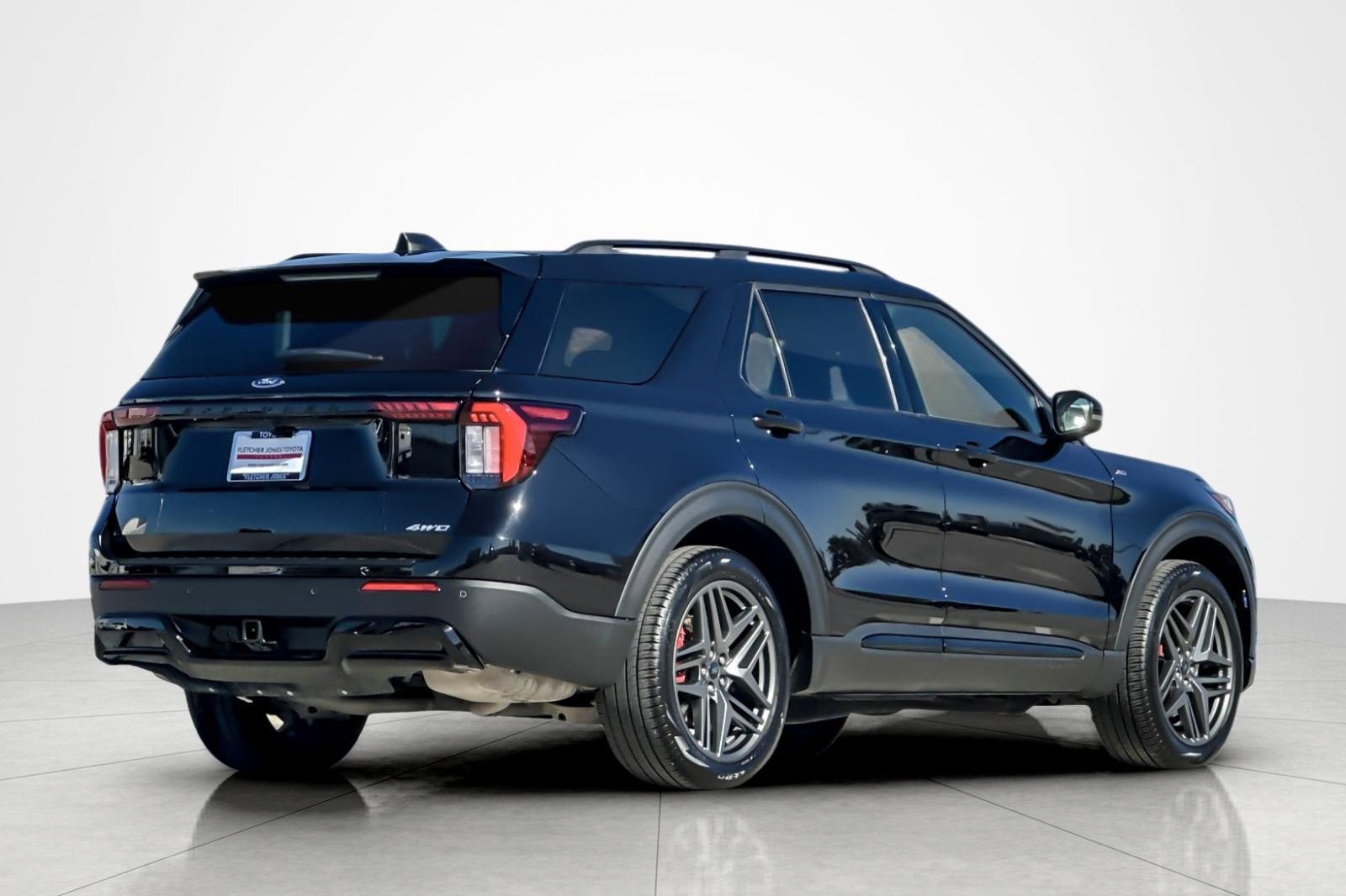 Used 2025 Ford Explorer ST-Line w/ ST-Line Street Pack image 5
