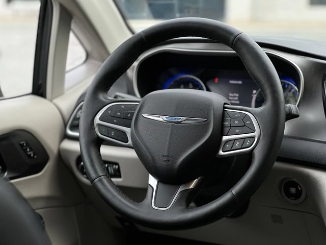 Used 2021 Chrysler Pacifica Touring-L FWD image 28
