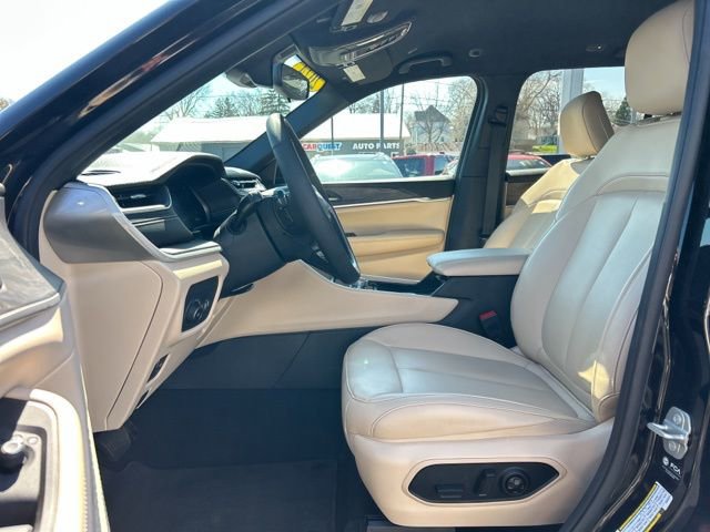 Used 2024 Jeep Grand Cherokee Limited w/ Black Appearance Package image 32