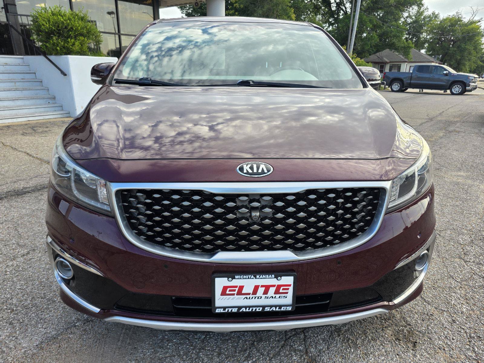 Used 2016 Kia Sedona SX Limited w/ Option Group 030 FWD image 2