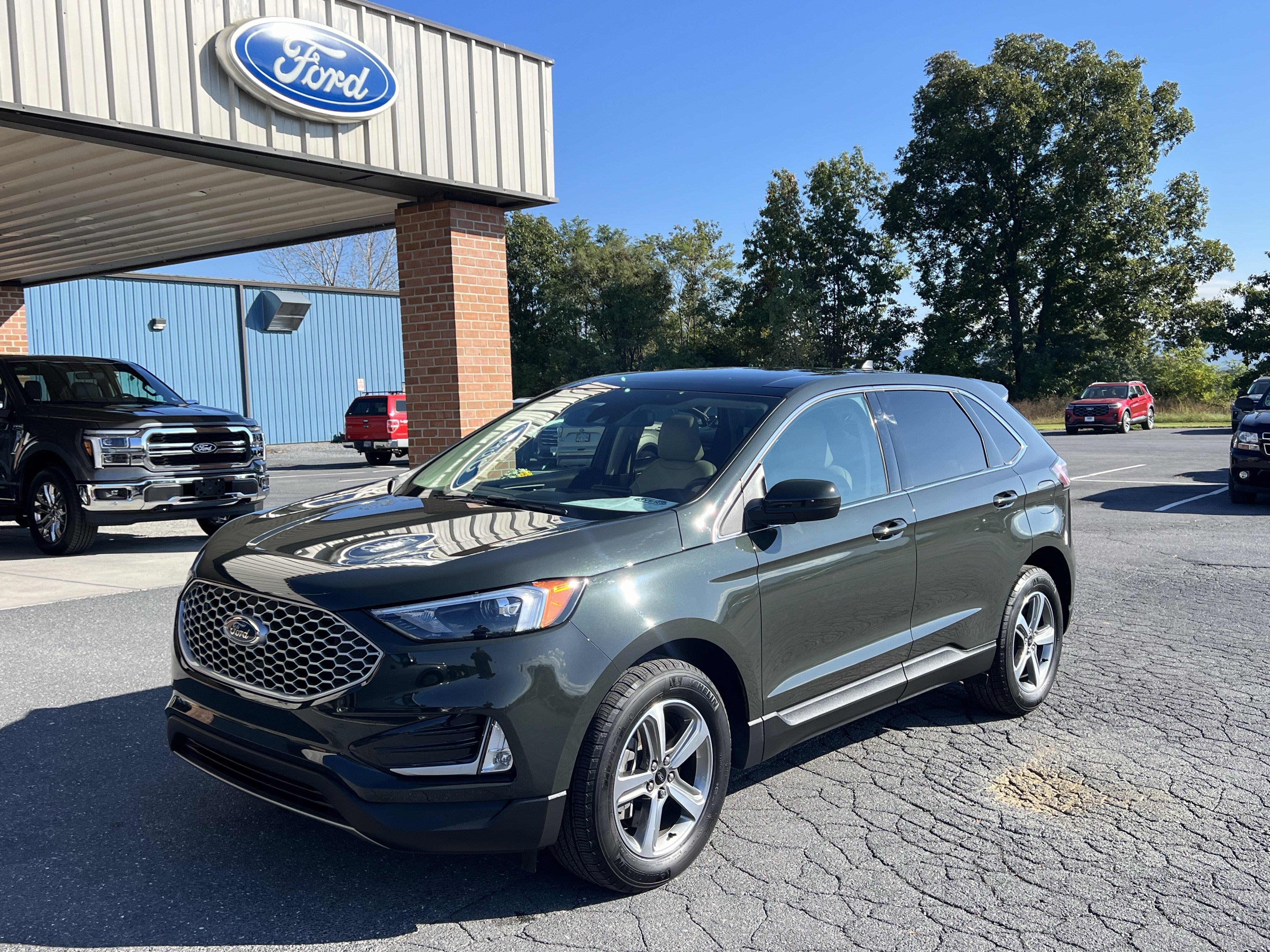 Used 2024 Ford Edge SEL w/ Convenience Package AWD/4WD image 2