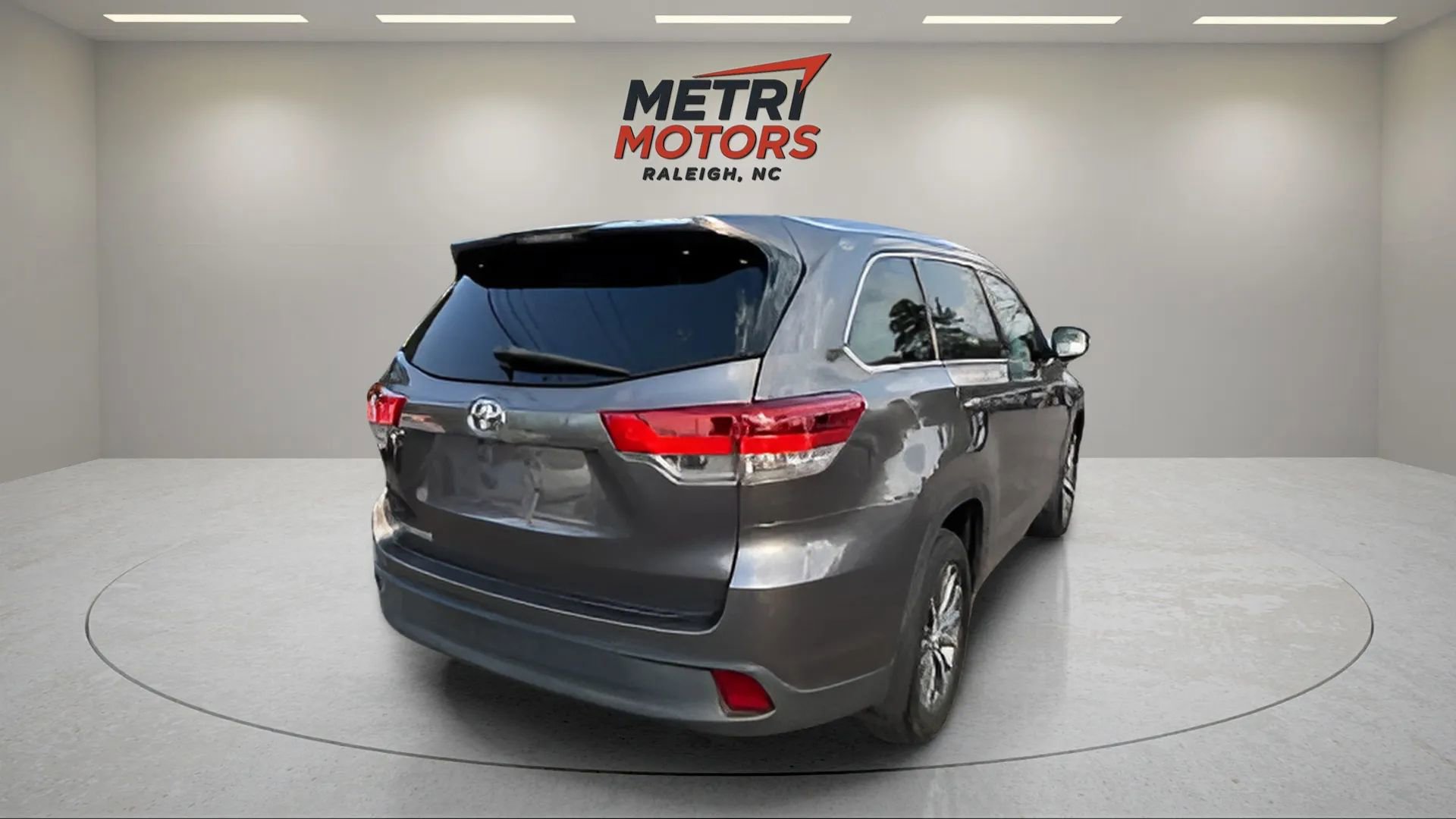 Used 2017 Toyota Highlander XLE image 2