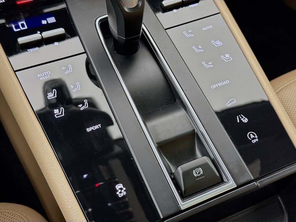 Certified 2023 Porsche Macan AWD/4WD image 21