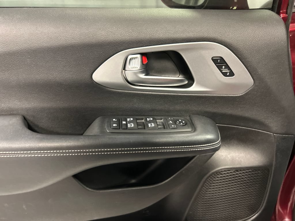 Used 2019 Chrysler Pacifica Limited w/ S Appearance Package FWD image 14