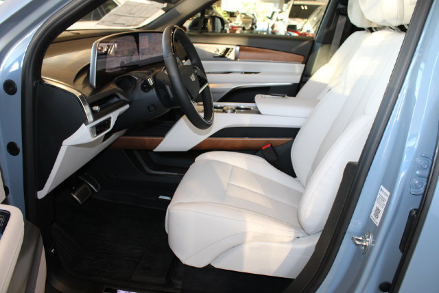 New 2027 Cadillac Vistiq Premium Luxury w/ LPO, Floor Liner Package AWD/4WD image 8