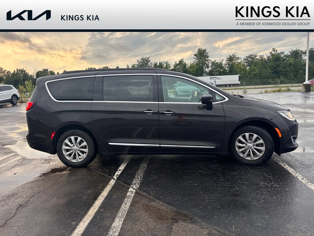 Used 2017 Chrysler Pacifica Touring-L FWD image 4