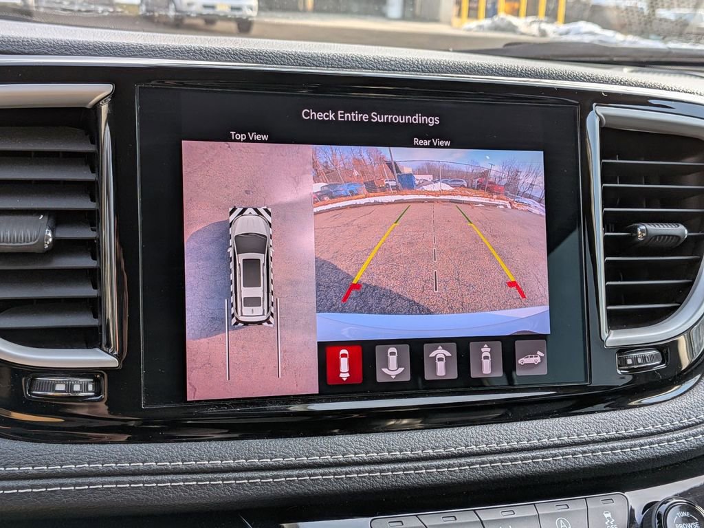 Used 2023 Chrysler Pacifica Touring-L image 17