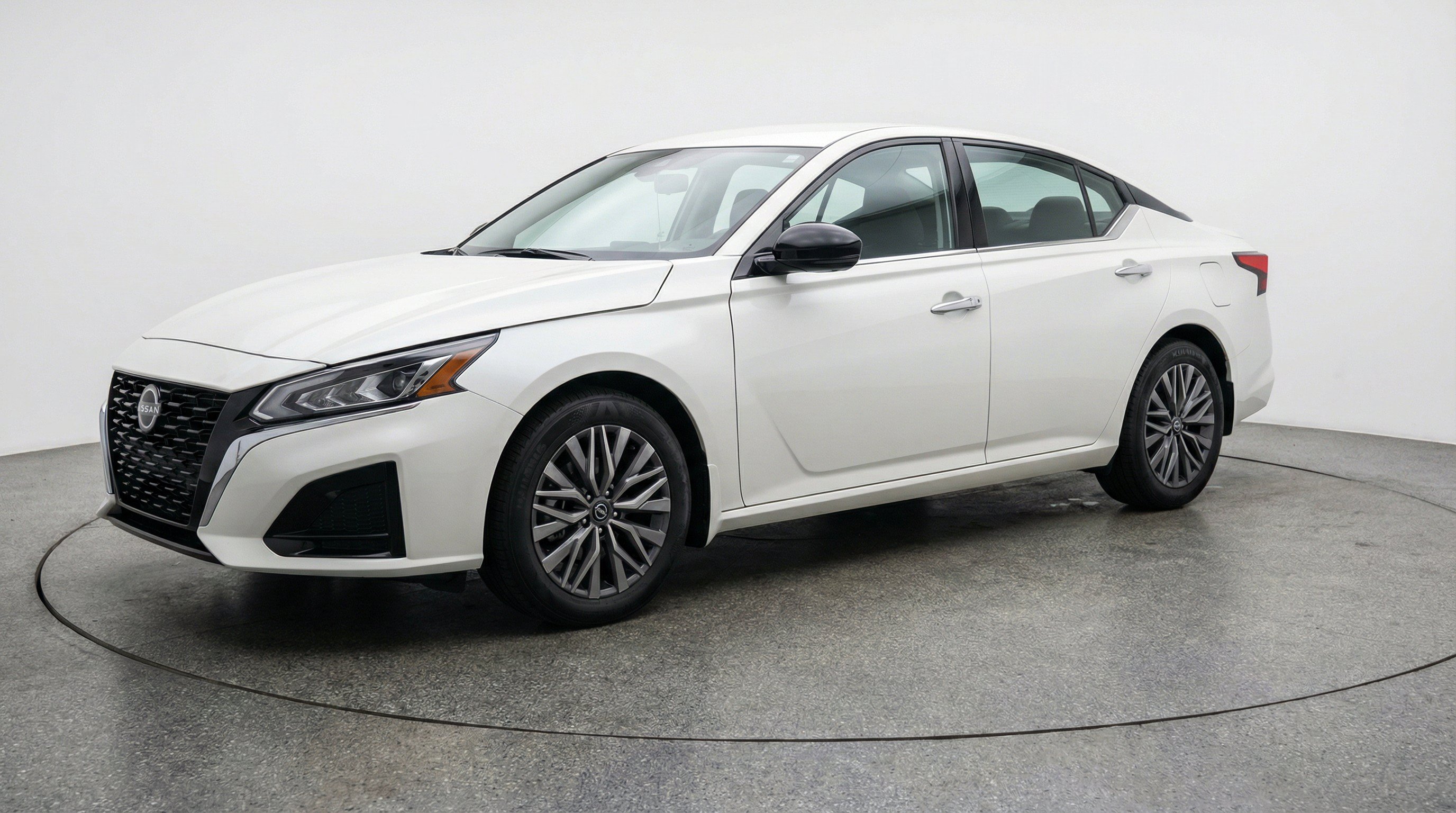 Used 2025 Nissan Altima 2.5 SV FWD image 3