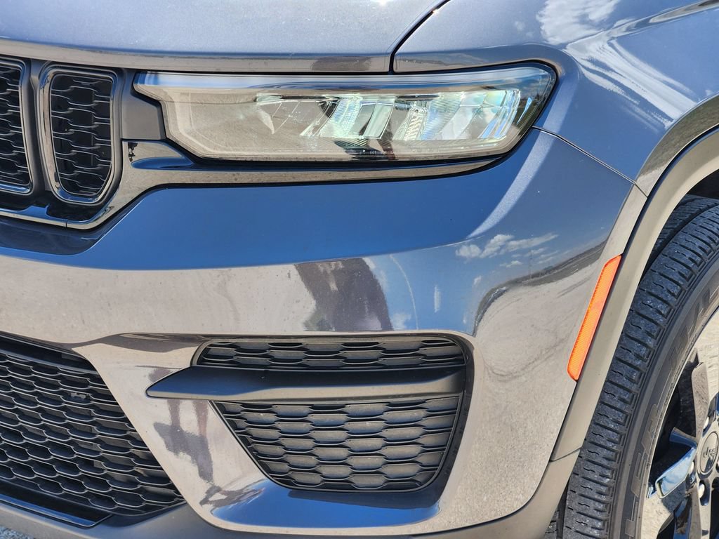 Used 2023 Jeep Grand Cherokee Altitude RWD image 9