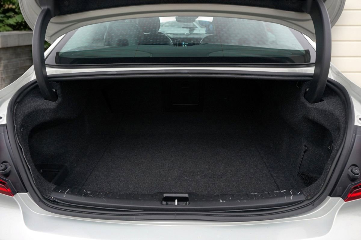 Used 2022 Volvo S60 T8 Inscription image 10