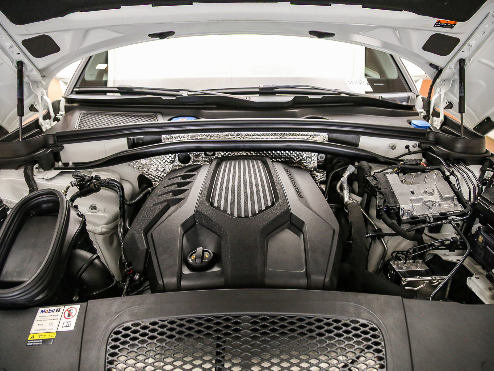 Certified 2024 Porsche Macan AWD/4WD image 32