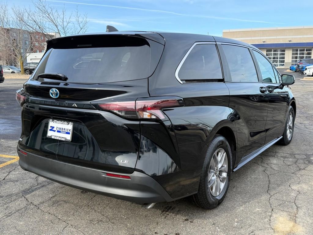 Used 2025 Toyota Sienna LE FWD image 3