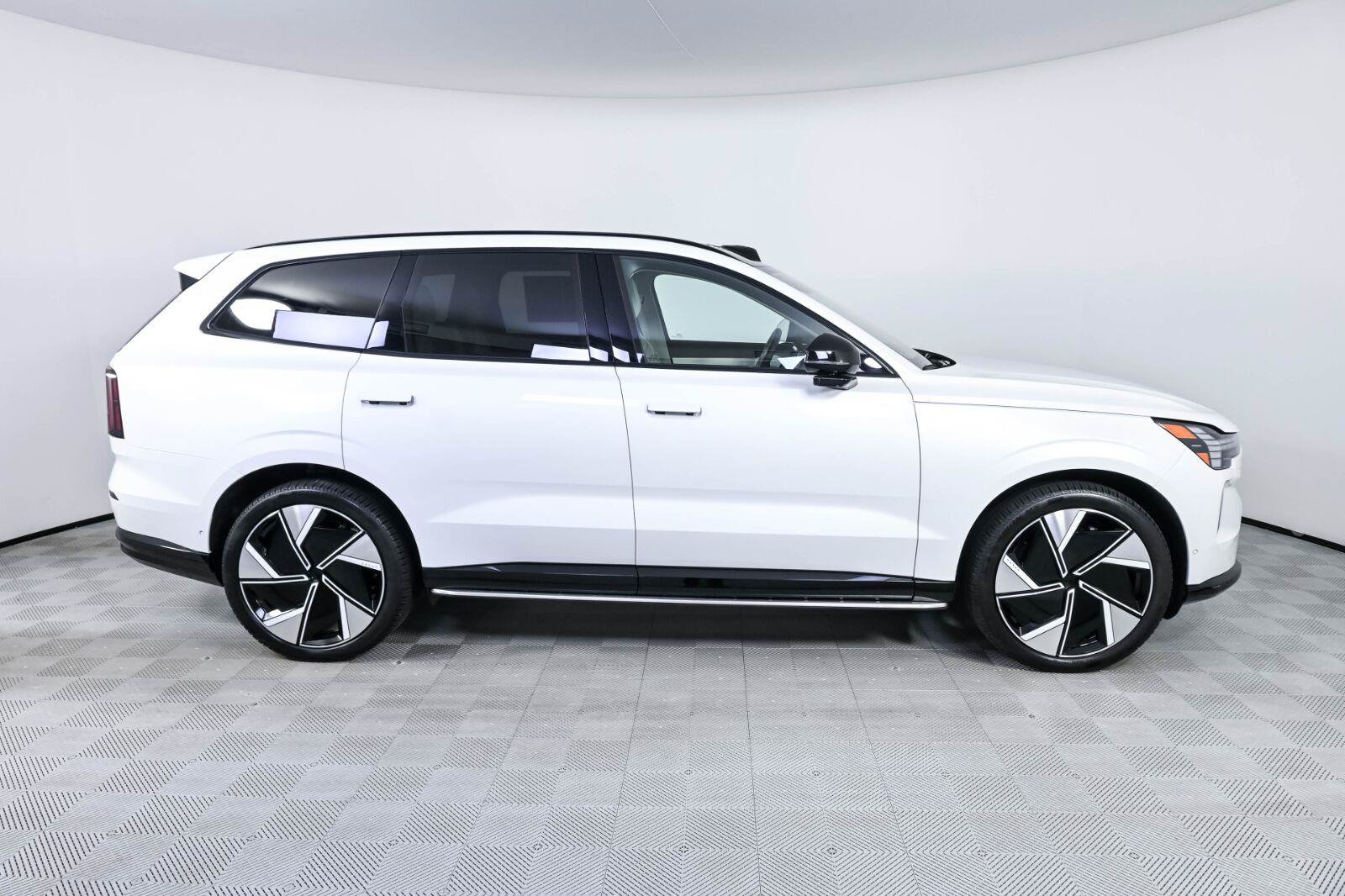 Used 2025 Volvo EX90 Ultra AWD/4WD image 27