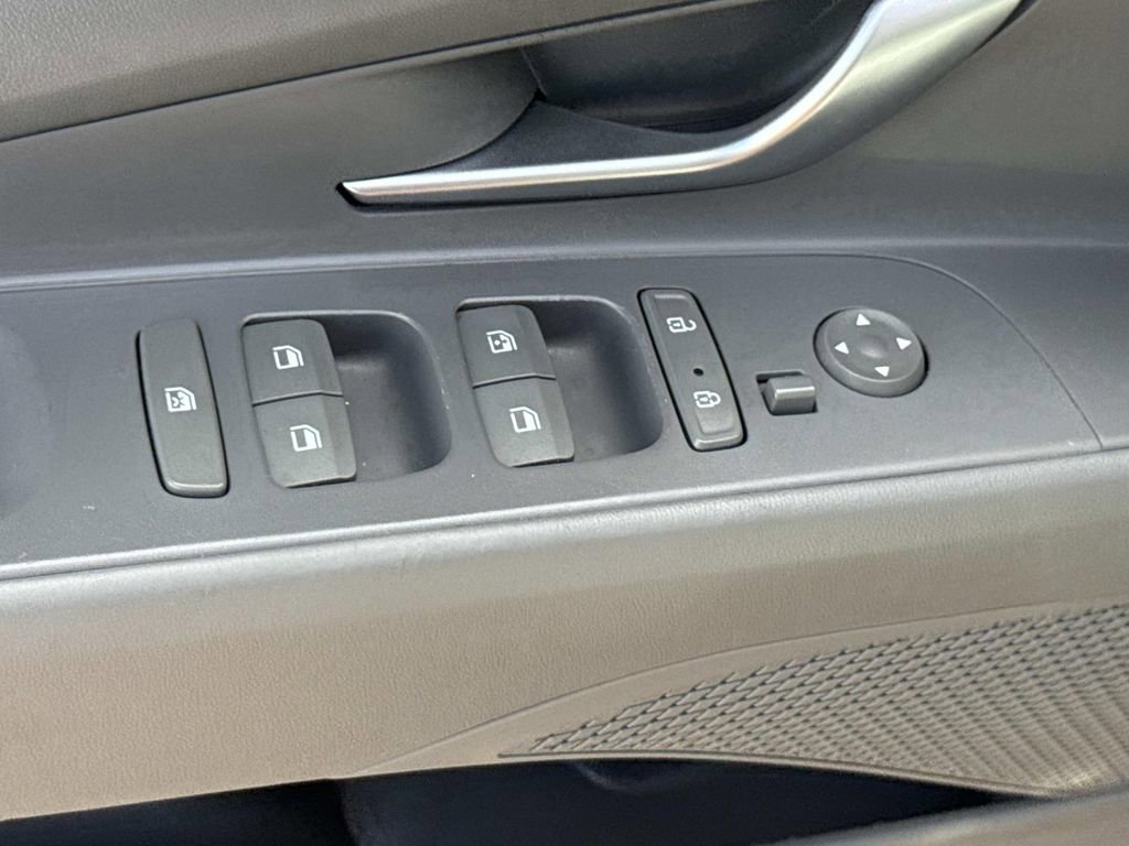 Used 2022 Hyundai Elantra SEL FWD image 17
