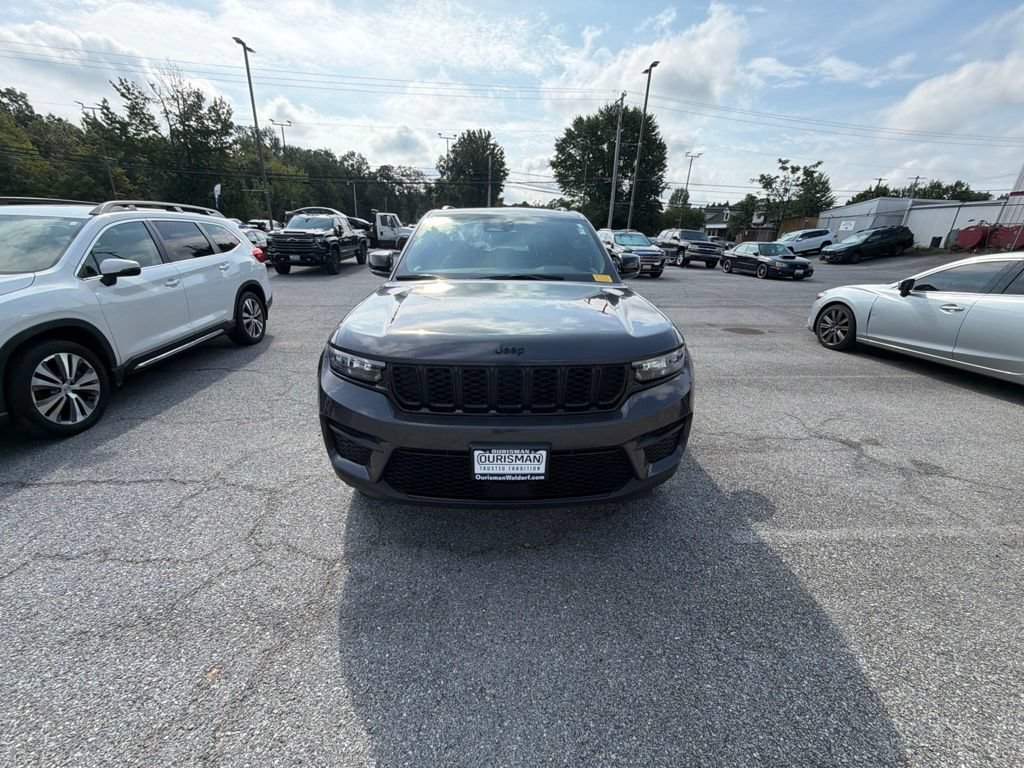 Used 2024 Jeep Grand Cherokee Laredo AWD/4WD image 18