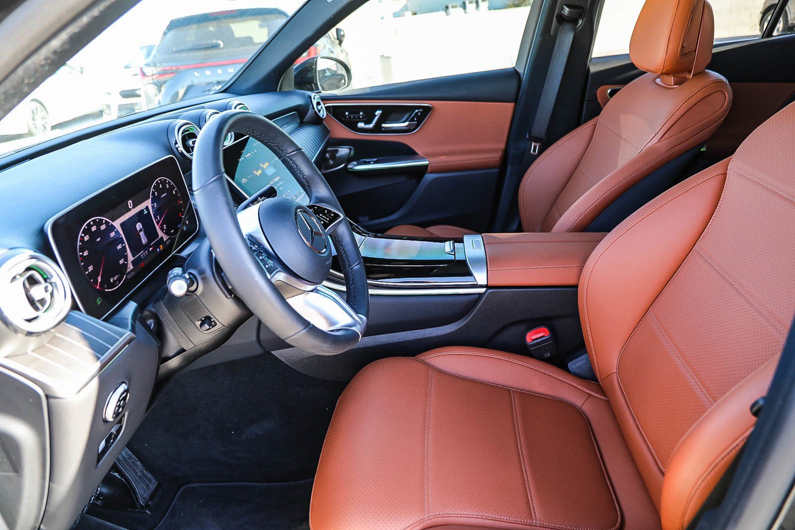 Used 2025 Mercedes-Benz GLC 300 4MATIC image 17